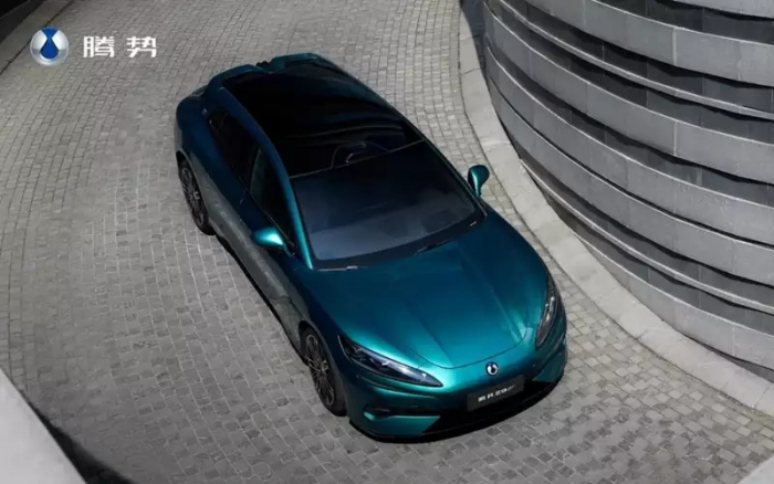 Звероподобный спорткар в формате универсала: новинка от известного бренда