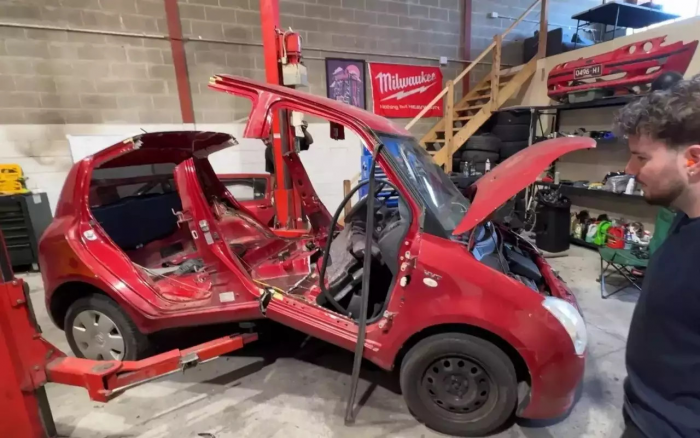Старый Suzuki превратили в «игрушечное» купе с настоящим огнеметом