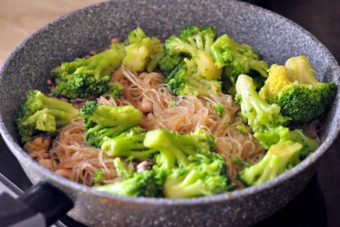 15 салатов с фунчозой и овощами, которые готовятся на скорую руку