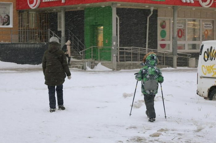 Зиму за ночь намело. Барнаул завалило "долгожданным" снегом