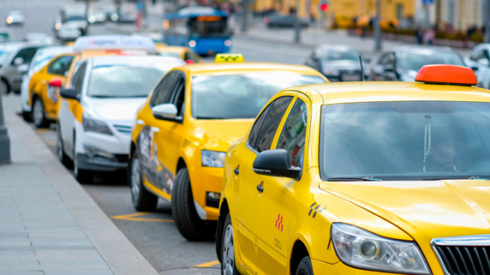 Власти готовы смягчить требования по локализации автомашин для таксистов-частников