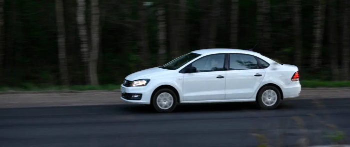 Просидела в запертой машине 13 часов, куталась в полиэтилен: Женщина вступила в противостояние с приставами