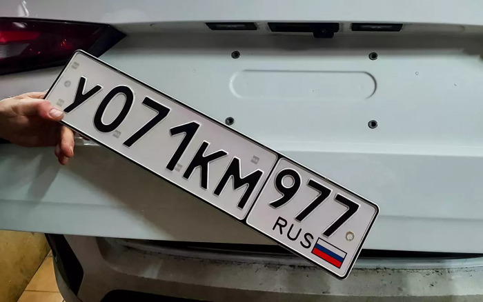 Как закрепить номерной знак на китайском автомобиле и не получить штраф?