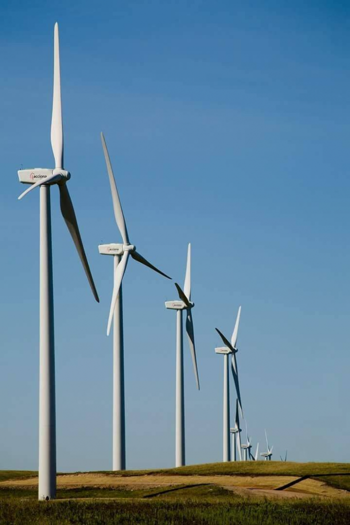 Почему лопасти ветрогенераторов вращаются так медленно