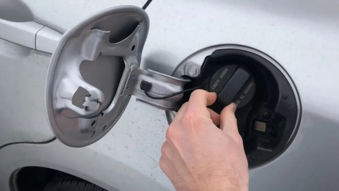 Чем опасно шипение при открытии крышки бензобака, и почему после заправки автомобиль становится динамичнее