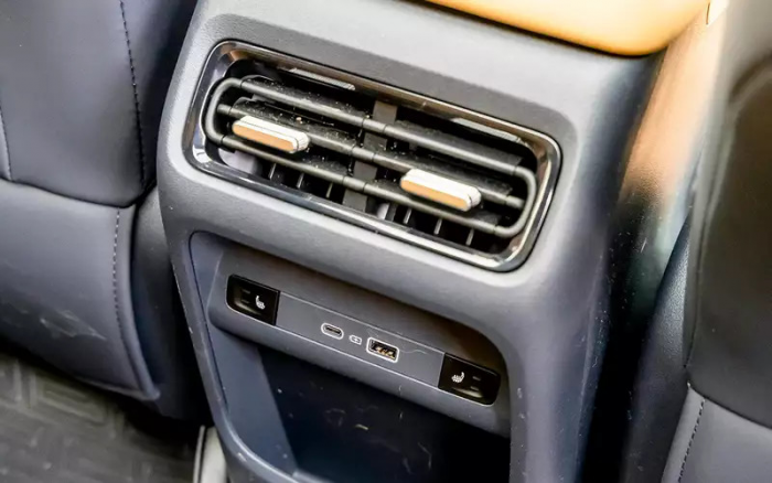 Передний привод, атмосферник и электромотор: испытали новый Geely