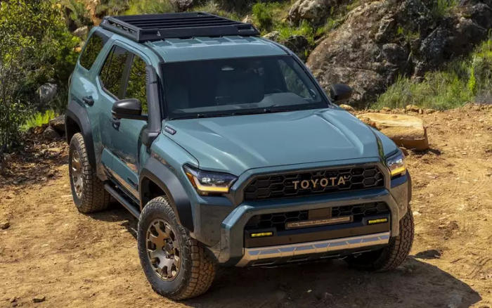 В Россию привезли новый неубиваемый внедорожник Toyota: сколько за него просят?