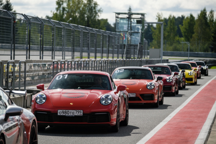 Универсал Porsche Taycan Cross Turismo и гонки в Подмосковье: 30 фото