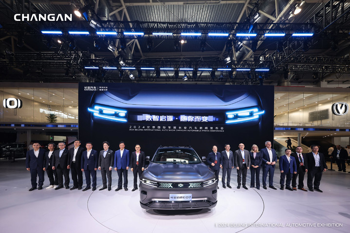 Changan представил первый в мире серийный автомобиль-трансформер Nevo E07  