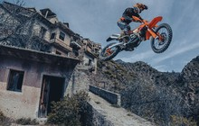 Обновленная серия мотоциклов KTM EXC 2024 года поступит в дилерские центры  